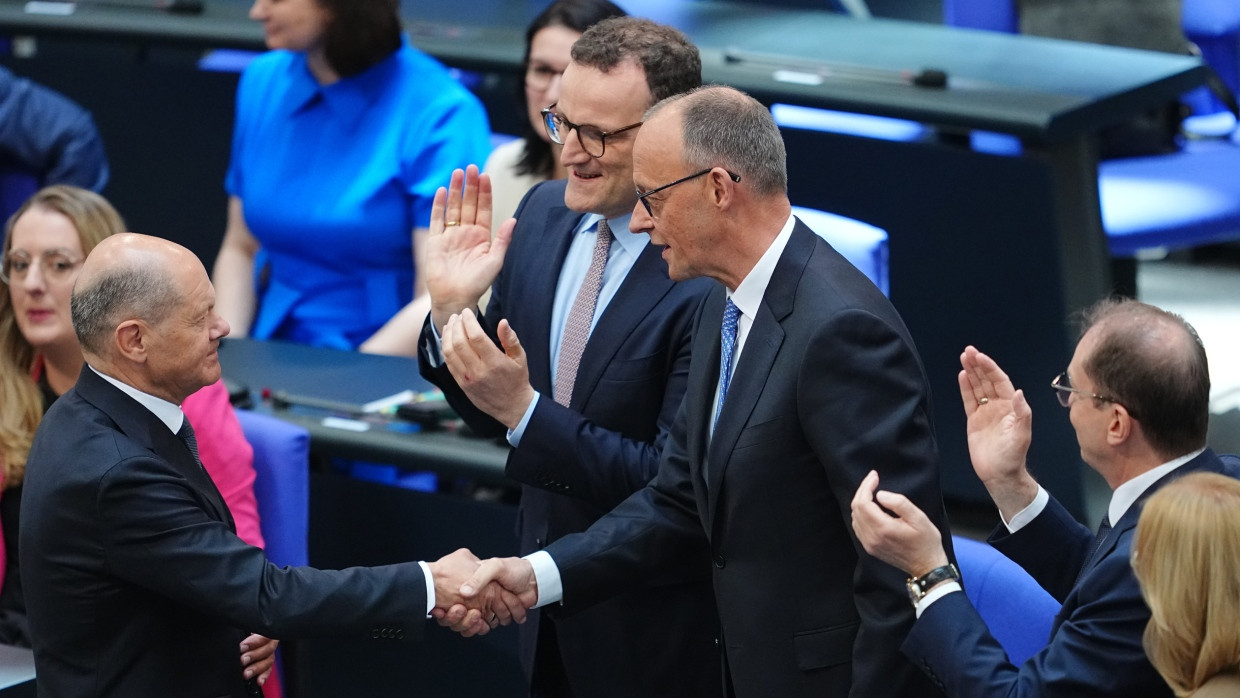 Zum Kanzler gewählt: Friedrich Merz nimmt die Gratulation seines Vorgängers Olaf Scholz entgegen.
