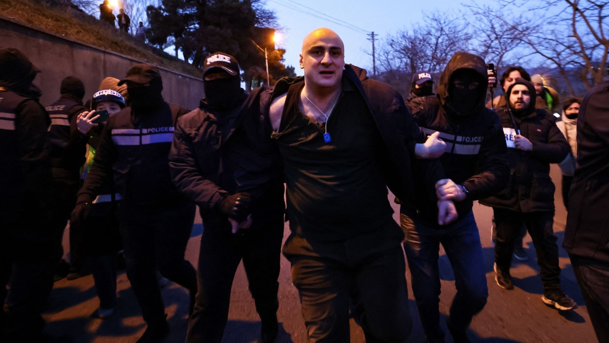 Georgische Polizisten nehmen am Donnerstag in Tiflis den Oppositionellen Nika Melija fest