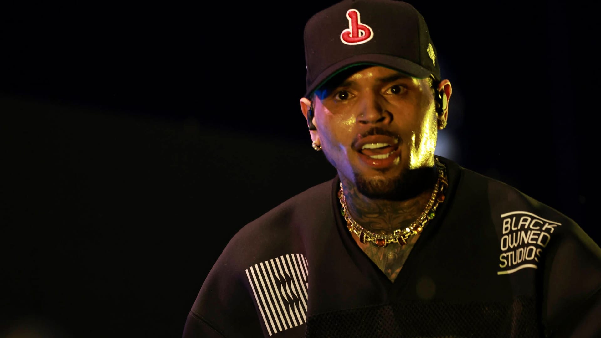 Chris Brown: Er darf die U-Haft verlassen. Chris Brown: Er darf die U-Haft verlassen.