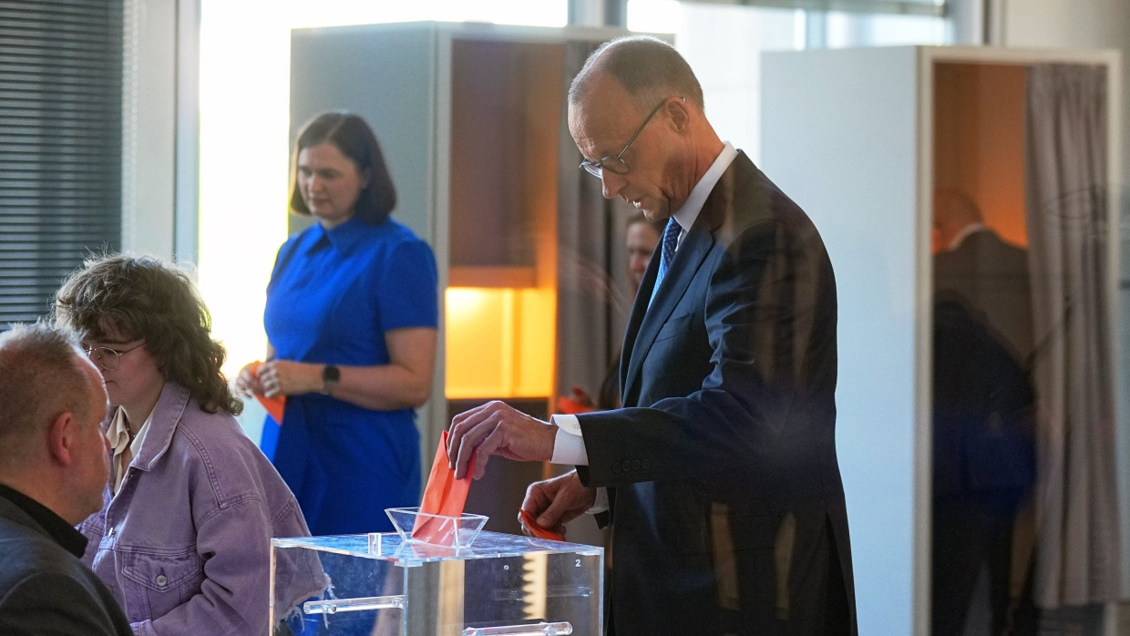 Bundeskanzler Friedrich Merz (CDU) gibt im Bundestag bei der Kanzlerwahl am 6. Mai 2025 seinen Stimmzettel ab.