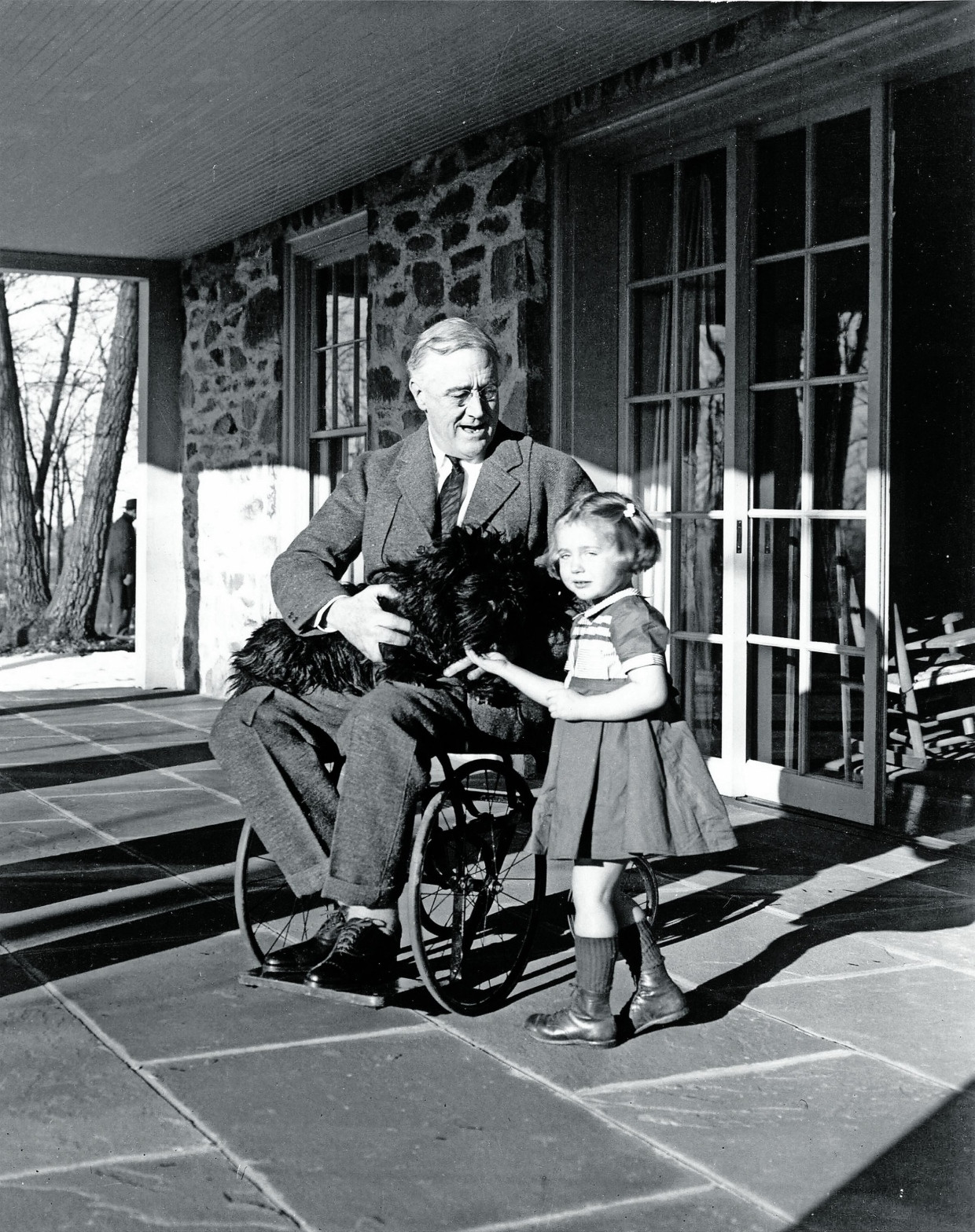 Franklin Roosevelt im jahr 1941 im Bundesstaat New York mit seinem Hund Fala und Ruthie Bie, der Enkelin eines Gärtners, der auf dem Anwesen arbeitete