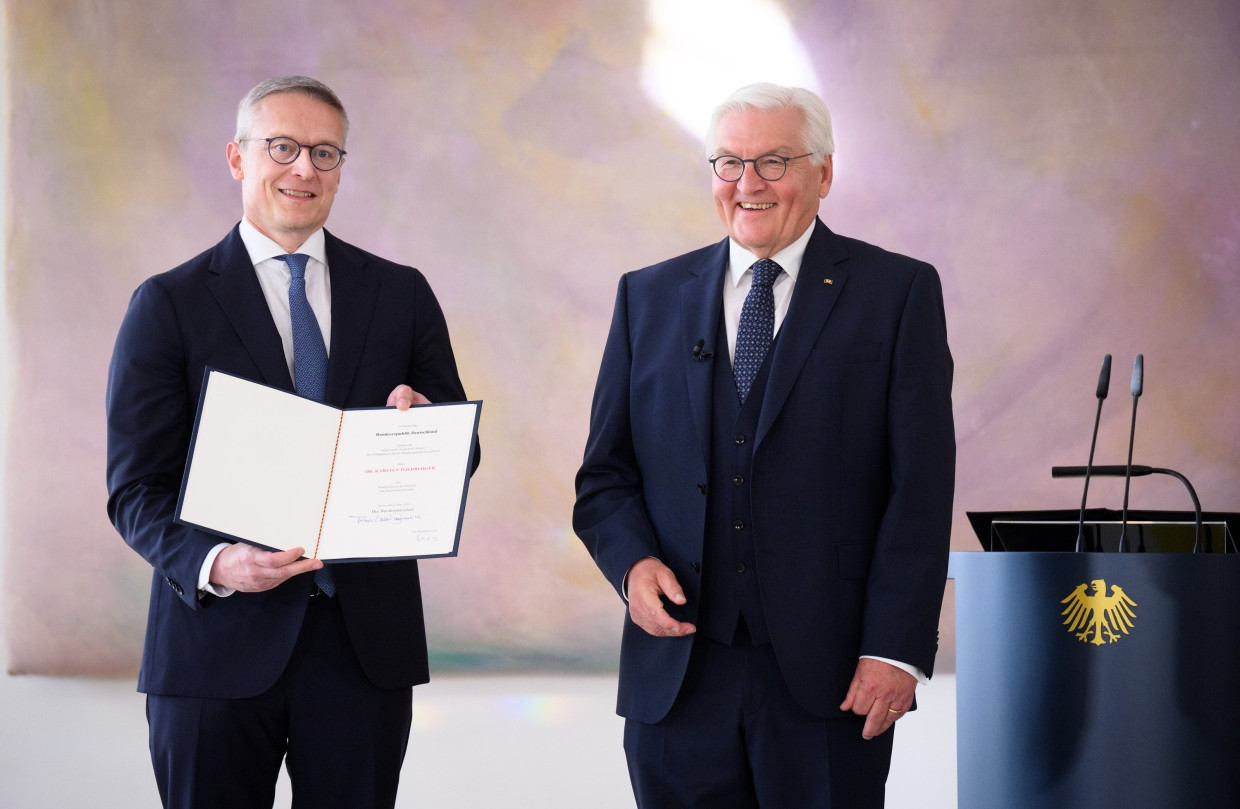 Er soll viel richten: Karsten Wildberger erhält seine Ernennungsurkunde von Bundespräsident Frank-Walter Steinmeier.