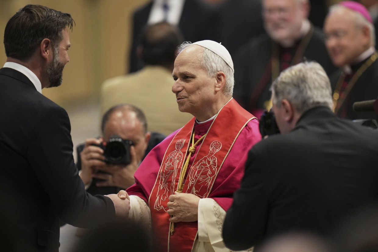 Papst Leo XIV. trifft Vizepräsident JD Vance nach der offiziellen Amtseinführung auf dem Petersplatz im Vatikan am 18. Mai.