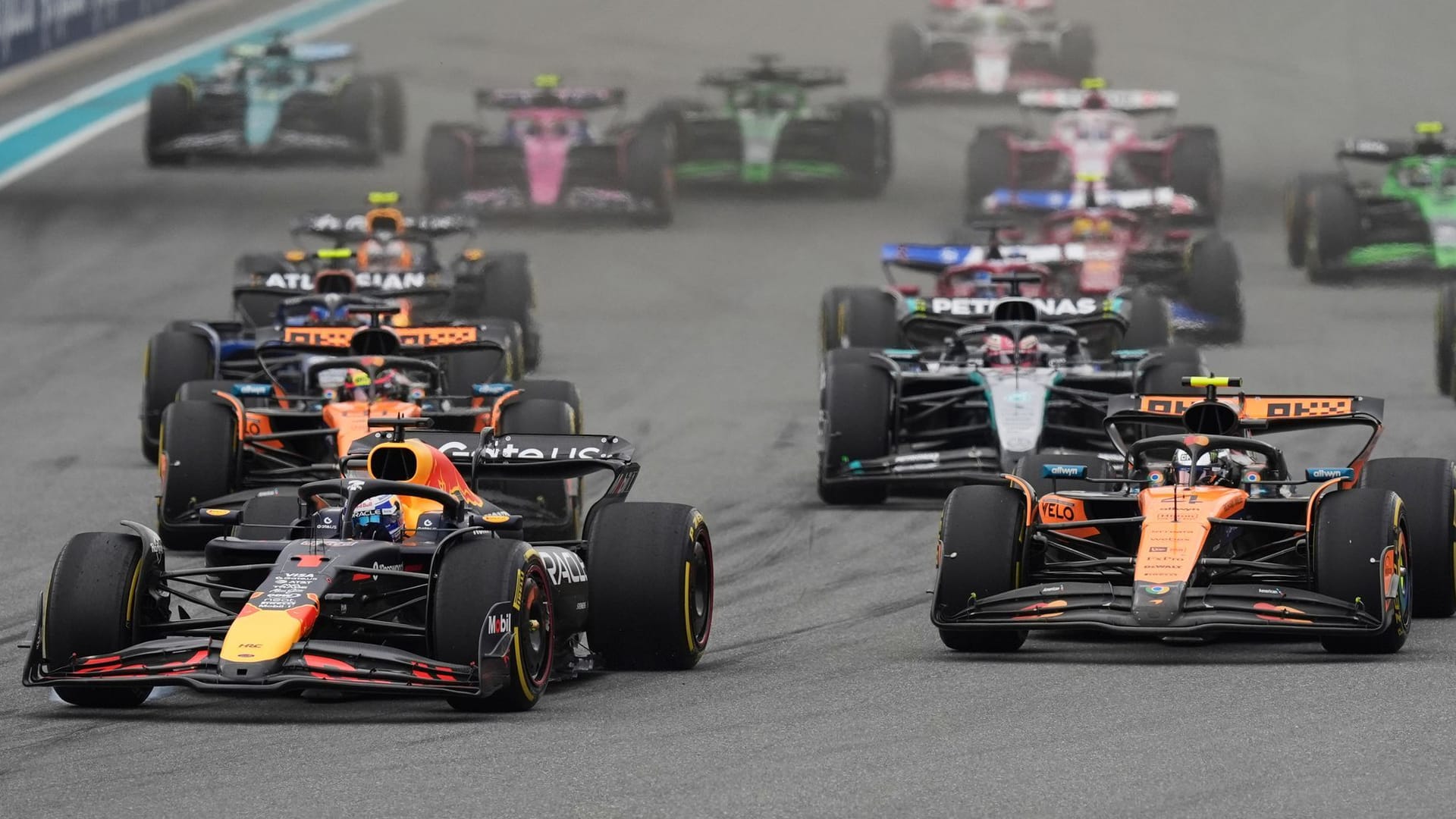 Szene beim Start in Miami: Max Verstappen (li.) noch vor den McLaren. Szene beim Start in Miami: Max Verstappen (li.) noch vor den McLaren.