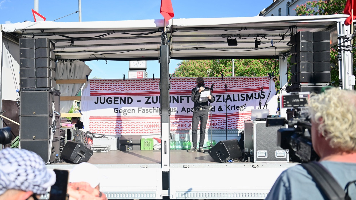 Ein Vermummter liest während der Revolutionären 1. Mai-Demo 2025 ein Grußwort von Daniela Klette vor.