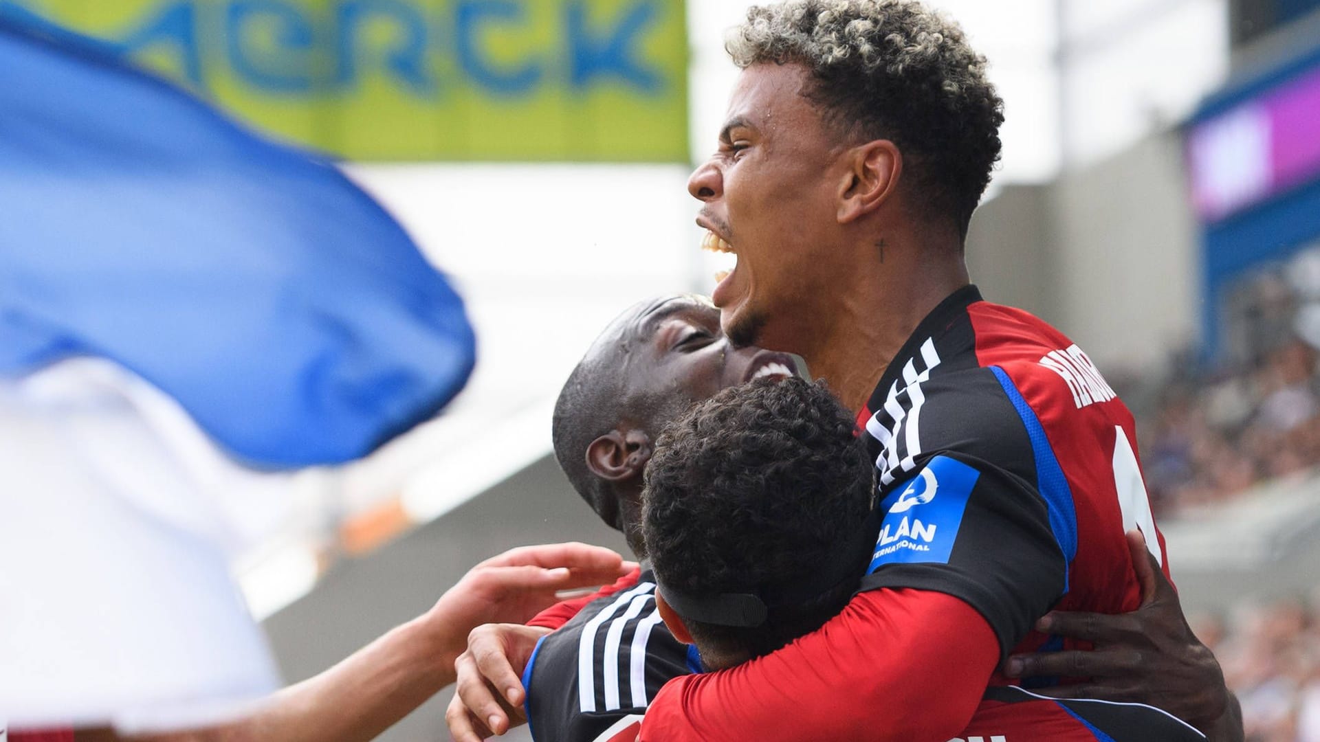 Die HSV-Stars feiern das 2:0 und Königsdörffer (r.): Der Sieg in Darmstadt machte den Aufstieg wahrscheinlich. Die HSV-Stars feiern das 2:0 und Königsdörffer (r.): Der Sieg in Darmstadt machte den Aufstieg wahrscheinlich.