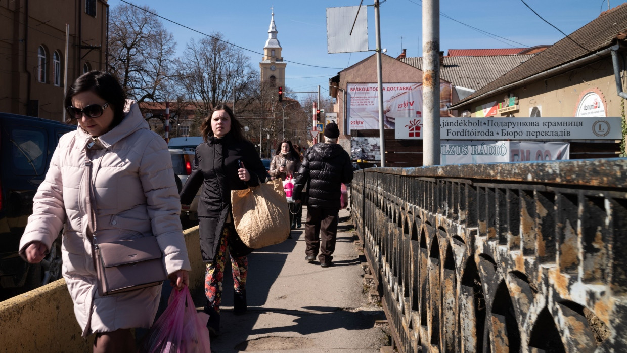 Ungarisch und ukrainisch: In Berehowe in Transkarpatien sind Schilder in beiden Sprachen zu sehen.