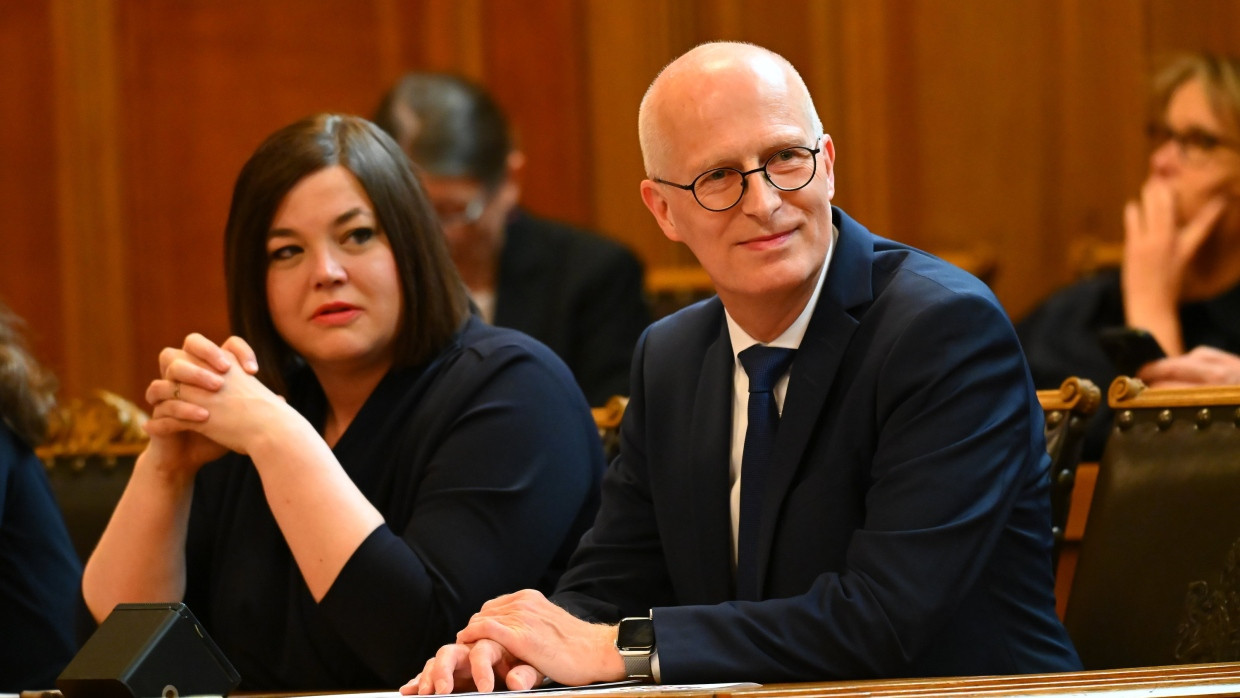 Peter Tschentscher während der Abstimmung zur Wahl des Hamburger Bürgermeisters am Mittwoch, links neben im Katharina Fegebank (Grüne)