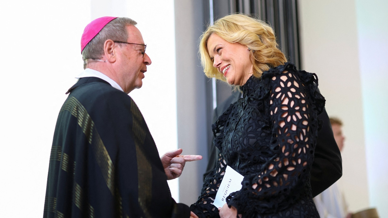 Der Vorsitzende der Deutschen Bischofskonferenz, Georg Bätzing, und die Bundestagspräsidentin Julia Klöckner Ende April