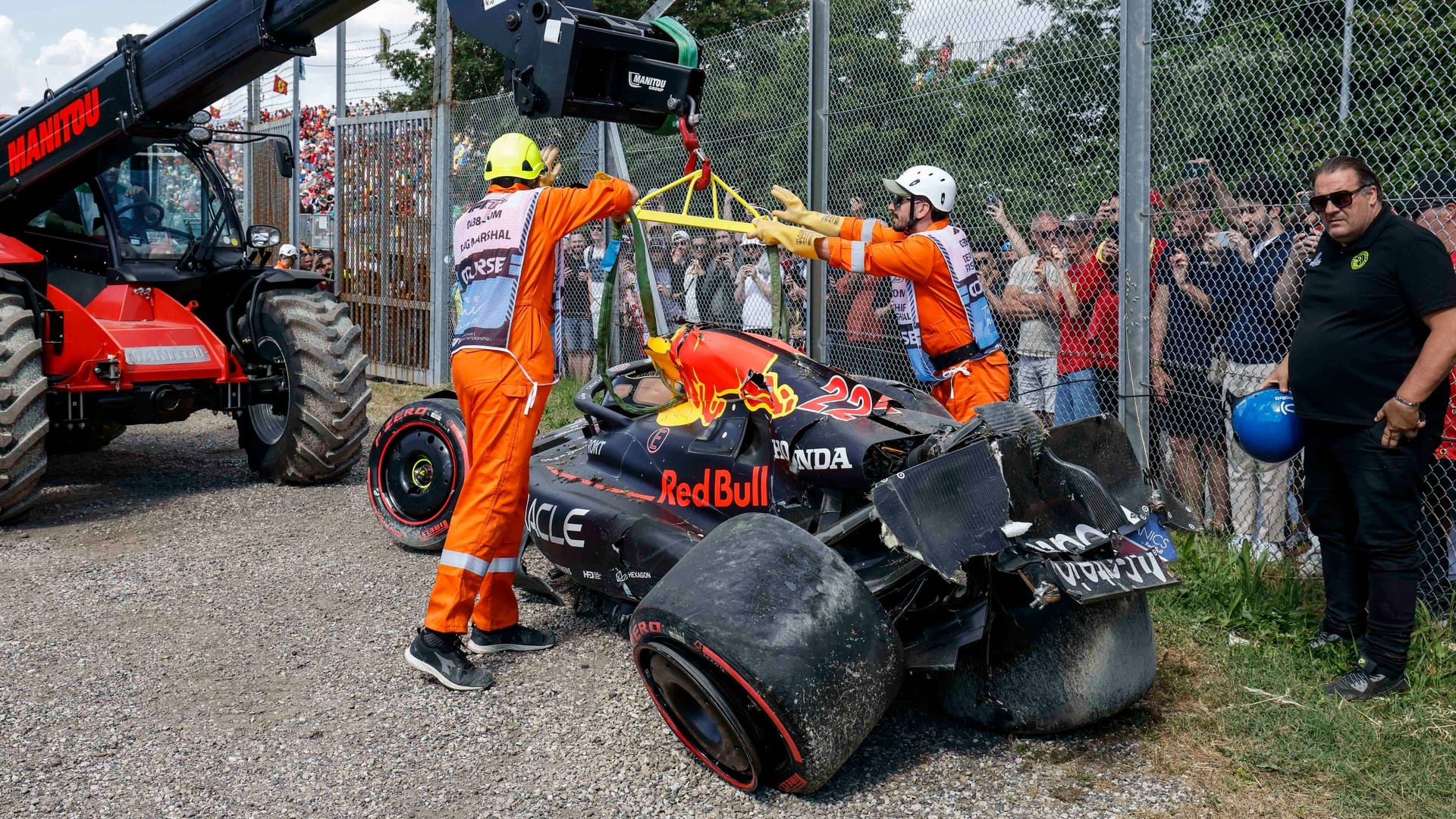 Zerlegt: Der Bolide von Yuki Tshunoda nach dem Crash des Red-Bull-Piloten. Zerlegt: Der Bolide von Yuki Tshunoda nach dem Crash des Red-Bull-Piloten.