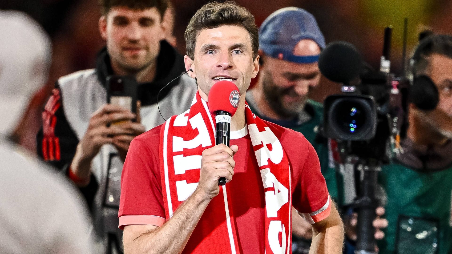 Bewegender Abschied: Thomas Müller nach seinem letzten Heimspiel für die Bayern am Mikrofon. Bewegender Abschied: Thomas Müller nach seinem letzten Heimspiel für die Bayern am Mikrofon.