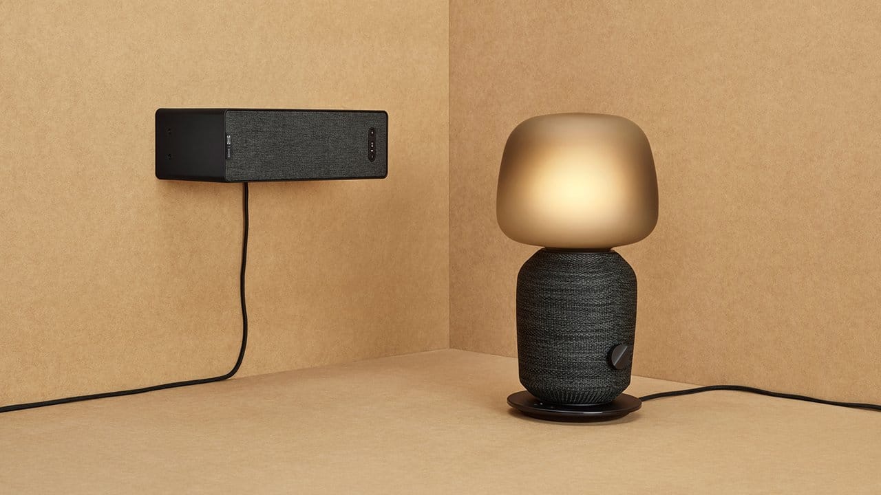 Einrichter Ikea und Lautsprecher-Experte Sonos haben ihre Produkte in einer Kooperation verbunden - herausgekommen ist Symfonisk - entweder als Tischleuchte mit WiFi-Speaker (r) oder als Regal mit WiFi-Speaker. Einrichter Ikea und Lautsprecher-Experte Sonos haben ihre Produkte in einer Kooperation verbunden - herausgekommen ist Symfonisk - entweder als Tischleuchte mit WiFi-Speaker (r) oder als Regal mit WiFi-Speaker.