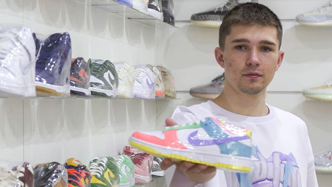 Stepan Timoshin in seinem Vaditim-Store: Der 21-Jährige hat mit Sneakern ein Vermögen gemacht. Stepan Timoshin in seinem Vaditim-Store: Der 21-Jährige hat mit Sneakern ein Vermögen gemacht.
