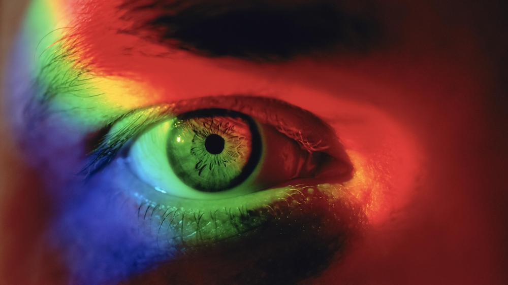 Infrarot-Kontaktlinsen: Das sichtbare Licht erscheint uns in bunten Farben. Doch im Infrarotbereich sind wir blind. Noch.