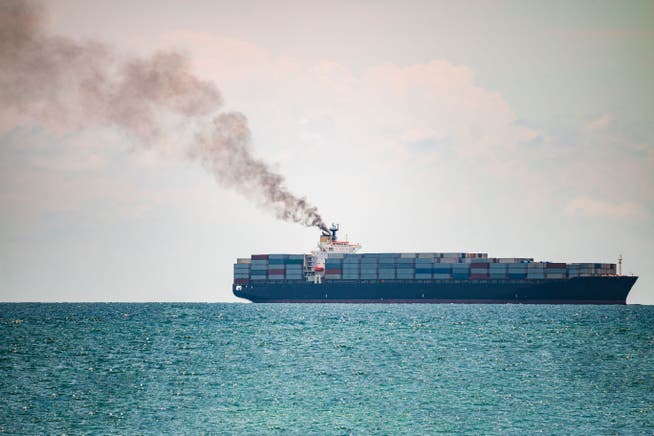 Schweröl treibt die internationale Schifffahrt an - und verursacht grosse Mengen an Treibhausgas-Emissionen.