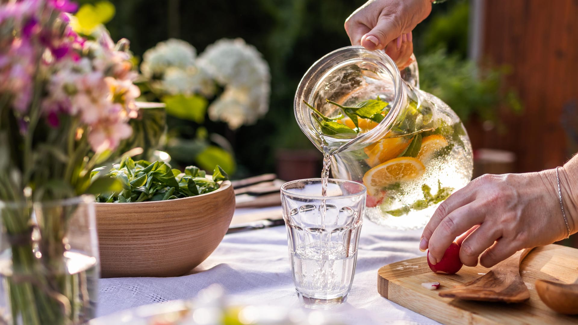 Alte Frage: Hilft es, beim Essen zu trinken? Alte Frage: Hilft es, beim Essen zu trinken?