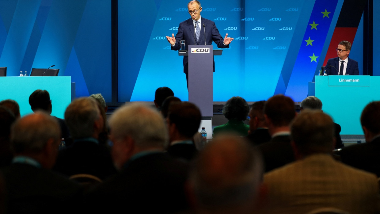 Der CDU-Vorsitzende Friedrich Merz spricht auf dem Kleinen Parteitag am Montag in Berlin zu den Delegierten.
