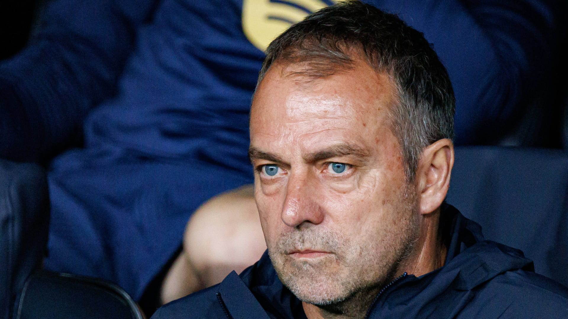 Hansi Flick: Der Trainer Barcelonas muss ohne seinen Stamm-Rechtsverteidiger auskommen. Hansi Flick: Der Trainer Barcelonas muss ohne seinen Stamm-Rechtsverteidiger auskommen.