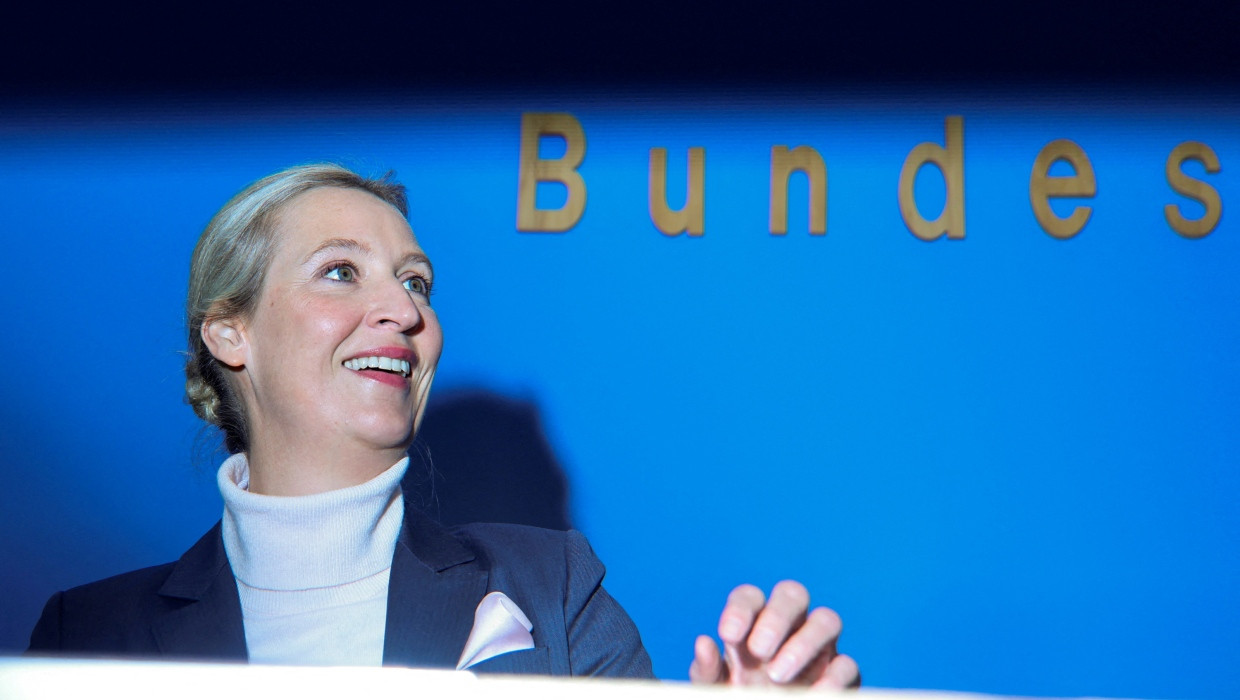 Steuerte zur Festschrift für Karlheinz Weißmann 2019 den Aufsatz „Political Correctness und das freie Wort. Eine Ortsbestimmung“ bei: Alice Weidel.