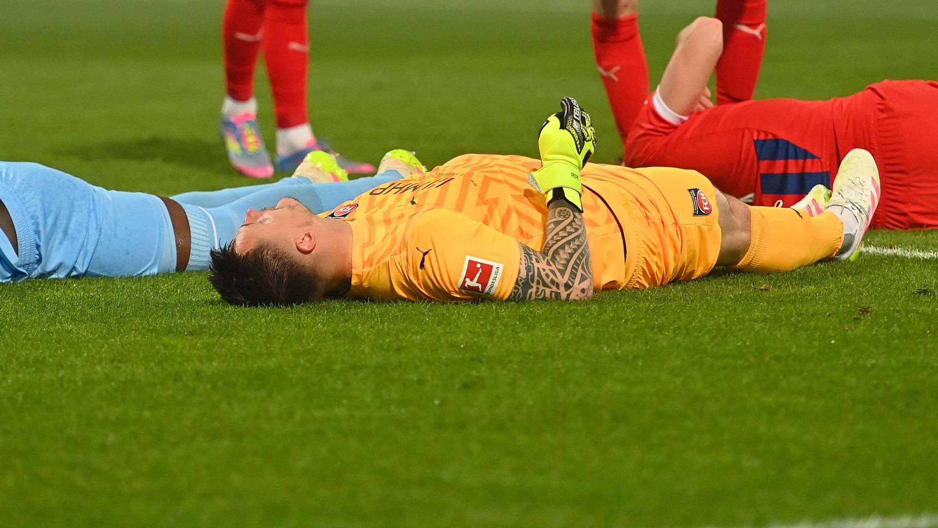 Kevin Müller liegt bewusstlos am Boden: Der Heidenheimer Torhüter fehlt für unbestimmte Zeit. Kevin Müller liegt bewusstlos am Boden: Der Heidenheimer Torhüter fehlt für unbestimmte Zeit.