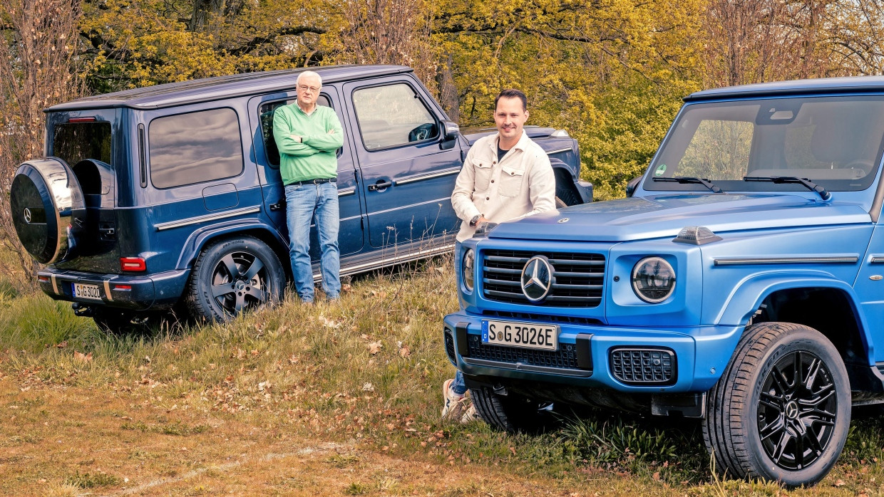Männer und ihre Spielzeuge: Die Redakteure Hildebrand (vorn) und Schmidt mit „ihren“ G-Klassen.