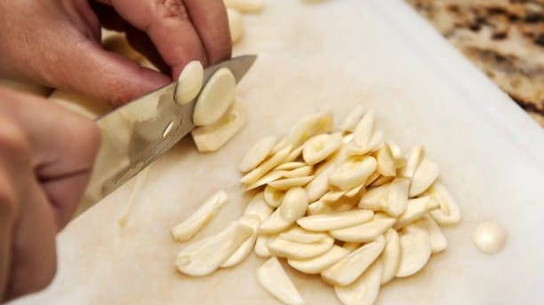 Beim Zerdrücken oder Schneiden des Zwiebelgemüses bildet sich Allicin. Beim Zerdrücken oder Schneiden des Zwiebelgemüses bildet sich Allicin.