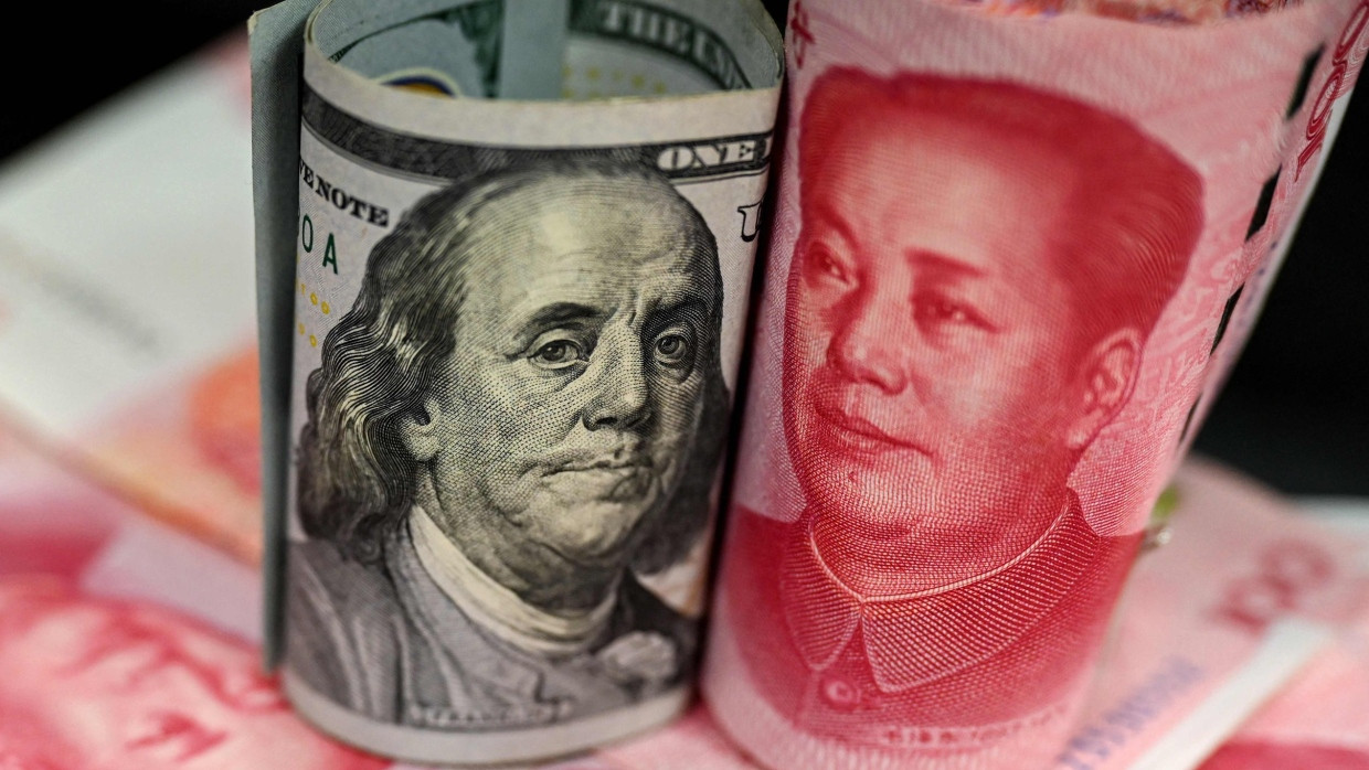 Eine amerikanische 100-Dollar-Note und ein chinesischer 100-Yuan-Schein
