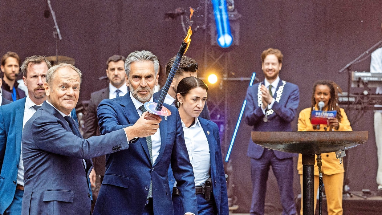 Der niederländische Ministerpräsident Dick Schoof entzündet zusammen mit dem polnischen Ministerpräsidenten Donald Tusk das Befreiungsfeuer während der nationalen Befreiungsfeier in Wageningen am 05. Mai 2025.
