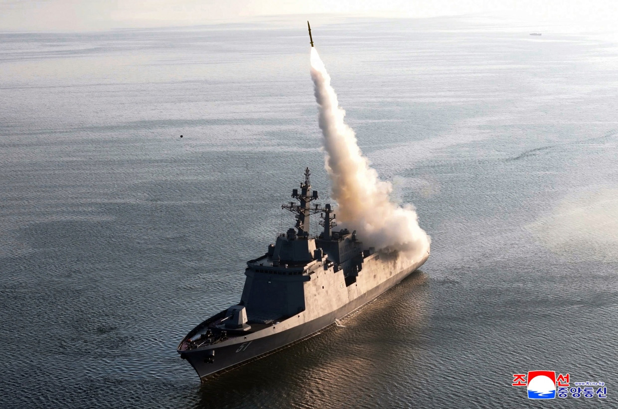 Ähnlcihes Modell: Ende April veröffentlichte die staatliche nordkoreanische Nachrichtenagentur KCNA dieses undatierte Bild von Raketentests vom neuen Zerstörer „Choe Hyon“ aus an einem nicht näher benannten Ort.