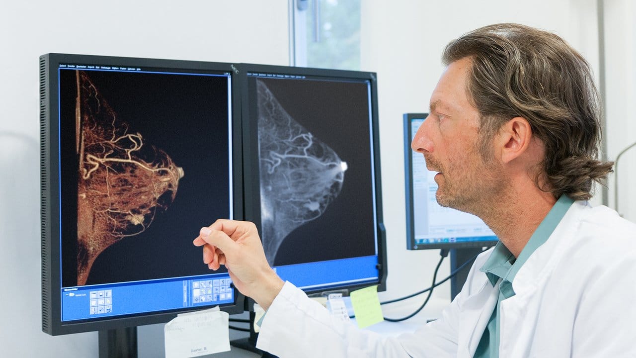 Der Radiologe Karsten Ridder schaut sich die Bilder eines Mamma-CT zur Früherkennung von Brustkrebs an. Der Radiologe Karsten Ridder schaut sich die Bilder eines Mamma-CT zur Früherkennung von Brustkrebs an.