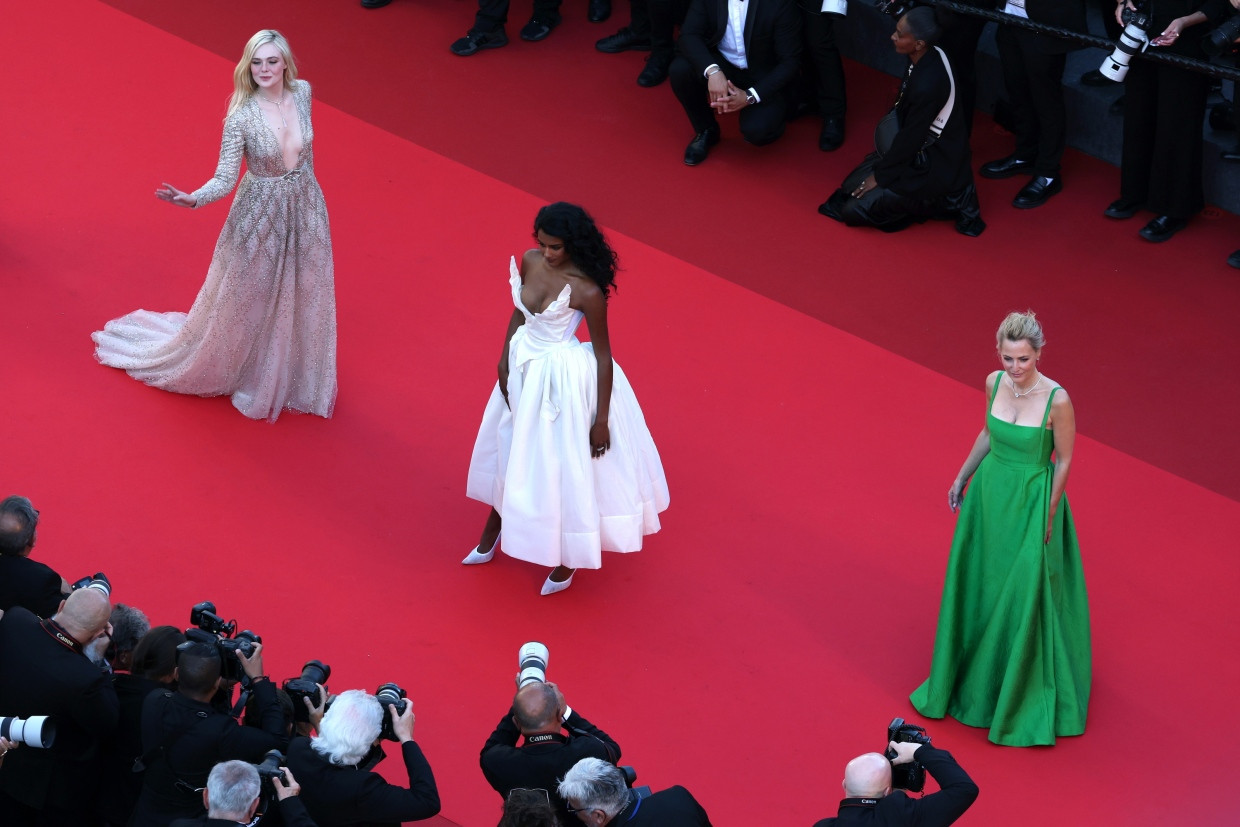 Simone Ashley und Gillian Anderson auf dem roten Teppich.