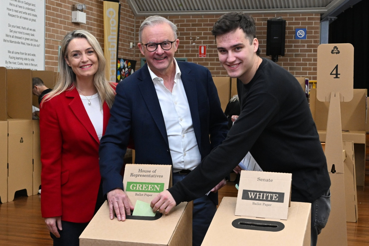 Anthony Albanese, seine Lebensgefährtin Jodie Haydon und sein Sohn Nathan geben am Samstag ihre Stimmen im Wahlkreis Grayndler ab.