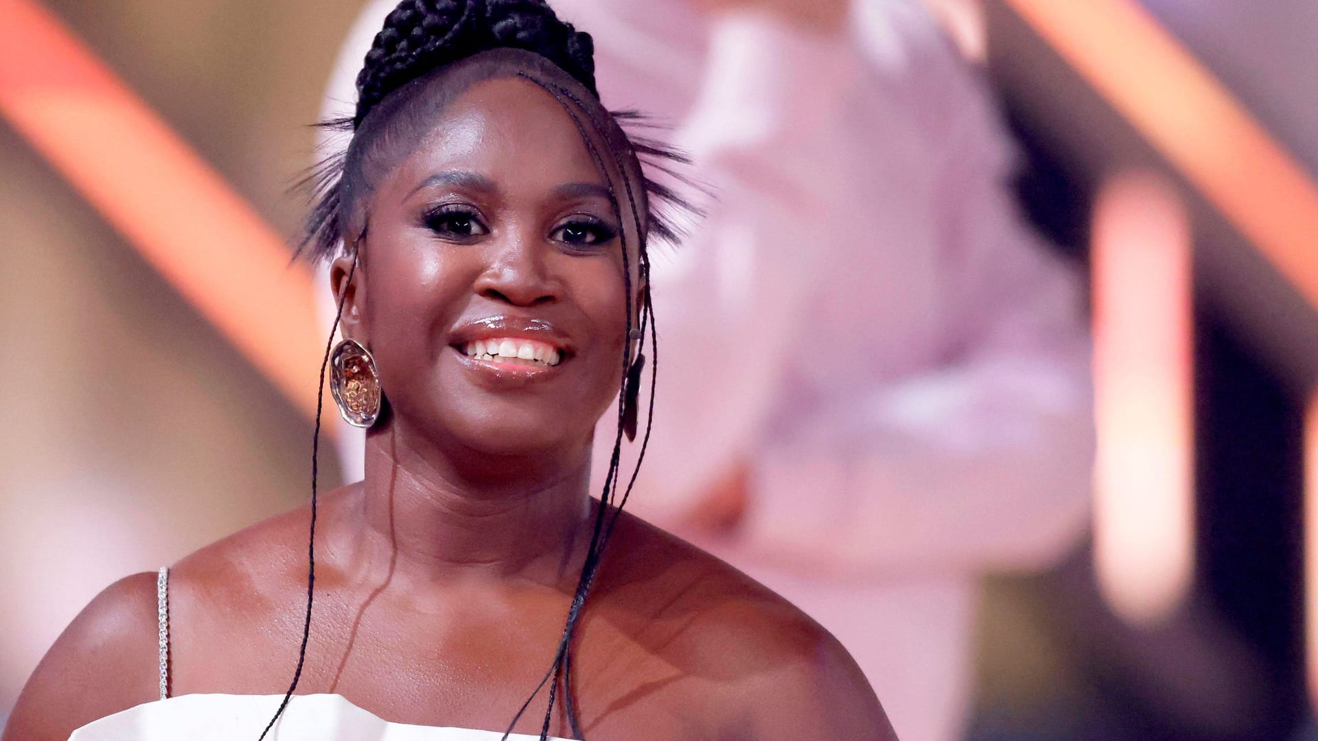 Motsi Mabuse: Sie wehrt sich gegen Meinungen zu ihrer Kleiderwahl. Motsi Mabuse: Sie wehrt sich gegen Meinungen zu ihrer Kleiderwahl.