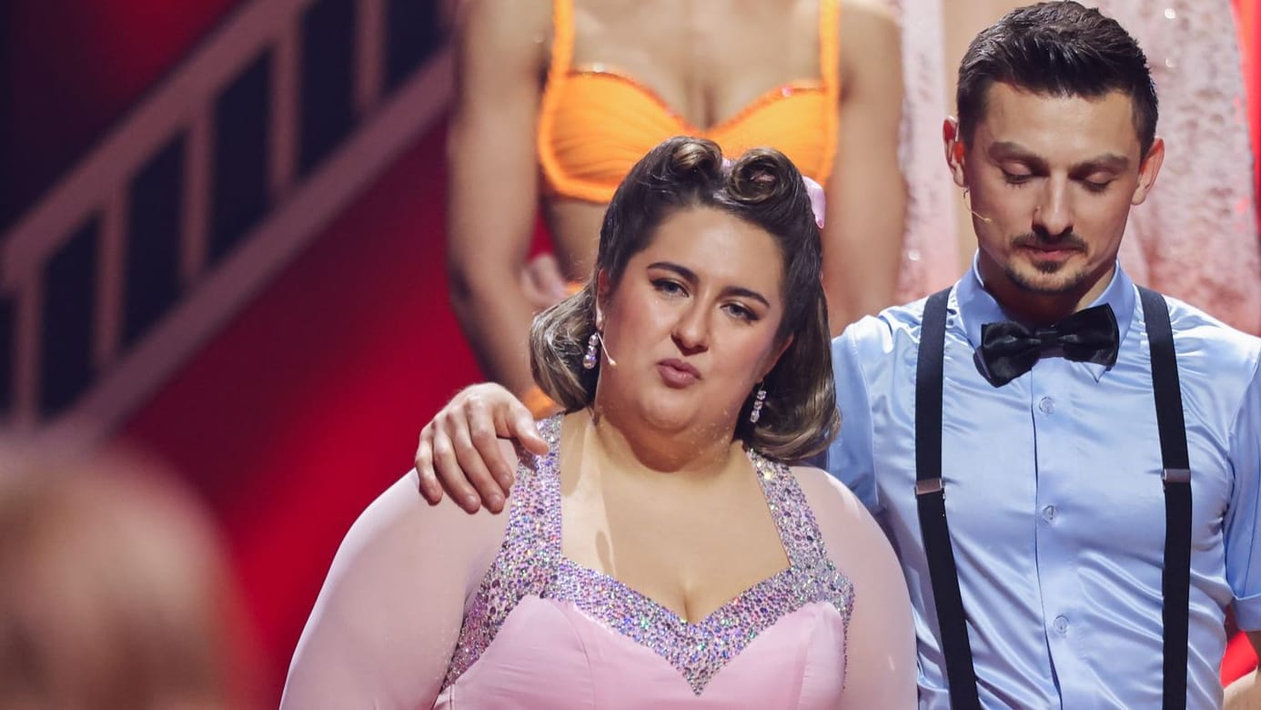 Selfiesandra (l.): Die Influencerin schaffte es ins Halbfinale von "Let's Dance". Selfiesandra (l.): Die Influencerin schaffte es ins Halbfinale von "Let's Dance".