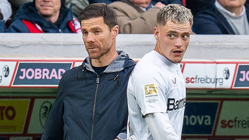 Ratlos im Spiel beim SCF: Leverkusen-Trainer Alonso (li.) und -Spieler Wirtz. Ratlos im Spiel beim SCF: Leverkusen-Trainer Alonso (li.) und -Spieler Wirtz.