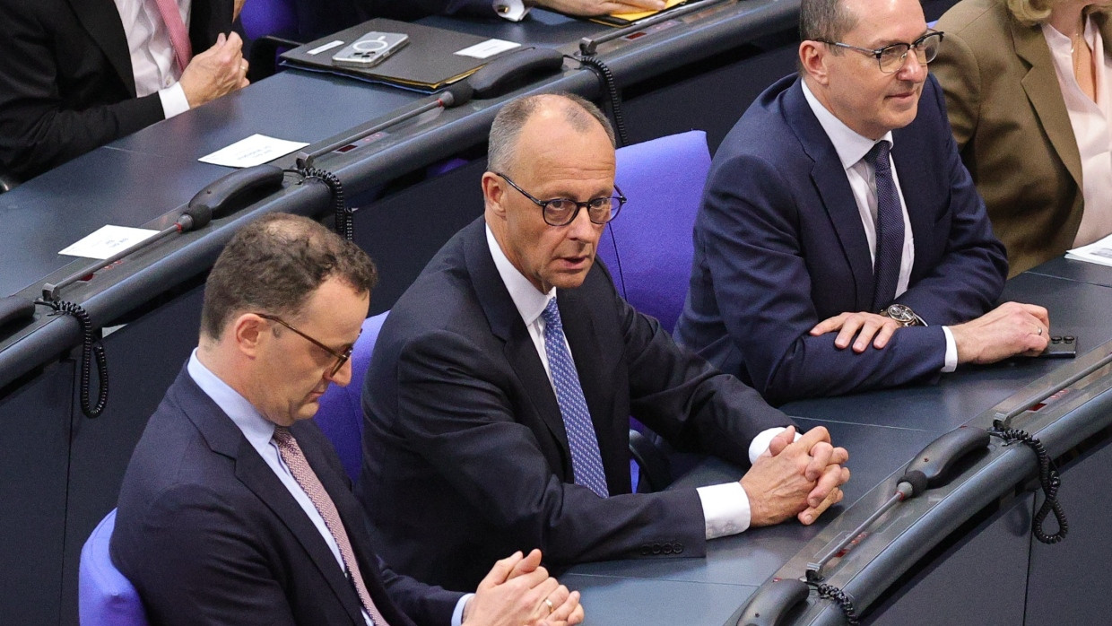 Der designierte Bundeskanzler Friedrich Merz (CDU, M), sitzt zwischen Alexander Dobrindt (CSU, r), designierter Innenminister, und Jens Spahn (CDU), Vorsitzender der CDU/CSU Bundestagsfraktion.