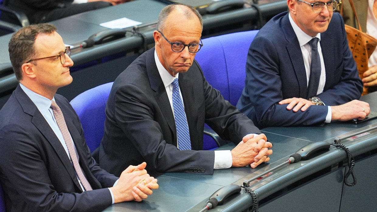Der designierte Bundeskanzler Friedrich Merz (CDU, M), sitzt zwischen Alexander Dobrindt (CSU, r), designierter Innenminister, und Jens Spahn (CDU), Vorsitzender der CDU/CSU Bundestagsfraktion.