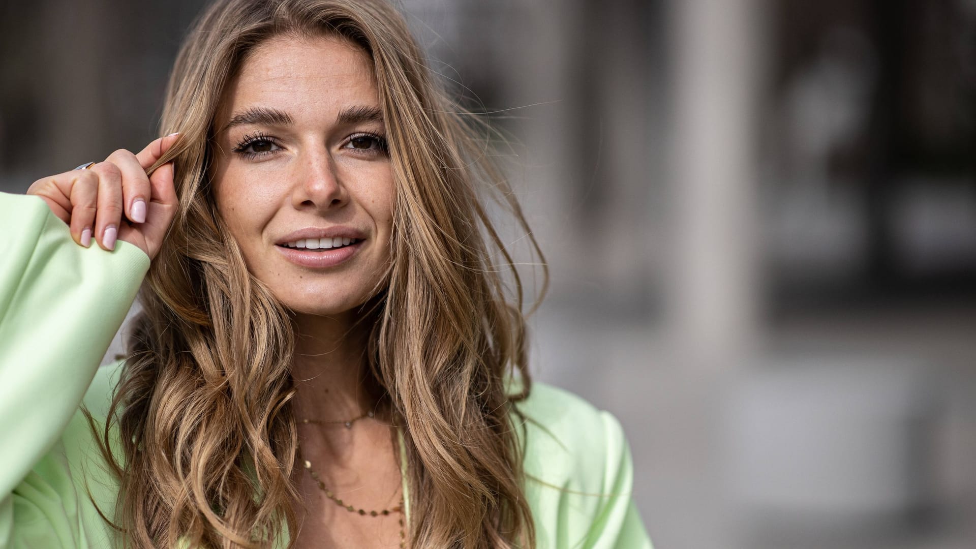 Lola Weippert: Die Moderatorin zeigt sich beim Sonnen in Thailand. Lola Weippert: Die Moderatorin zeigt sich beim Sonnen in Thailand.