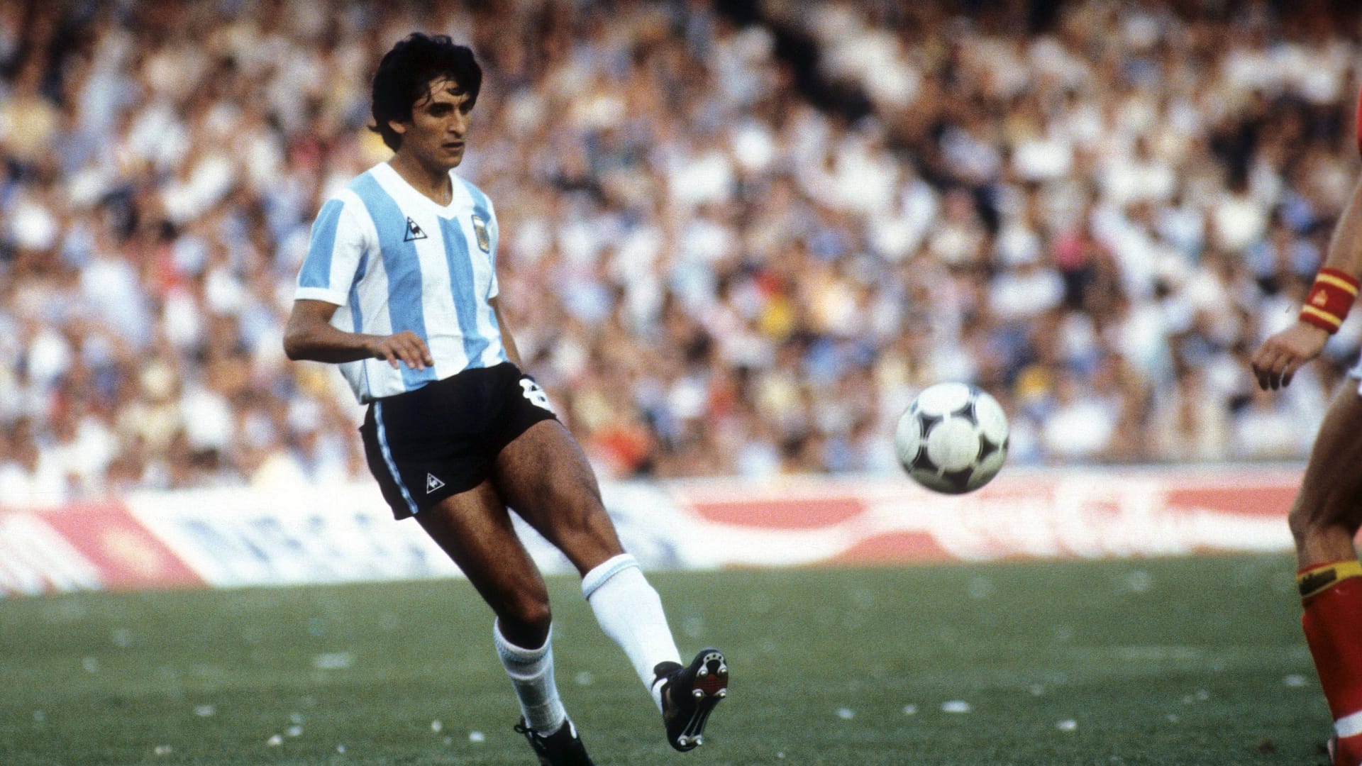 Luis Galvan, hier bei einem Länderspiel im Jahr 1982. Luis Galvan, hier bei einem Länderspiel im Jahr 1982.