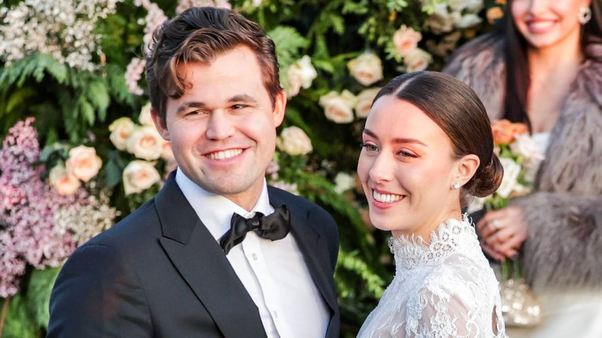 Magnus Carlsen (l.) und seine Frau bei der Hochzeit im Januar 2025: Das Paar wird nun Eltern. Magnus Carlsen (l.) und seine Frau bei der Hochzeit im Januar 2025: Das Paar wird nun Eltern.