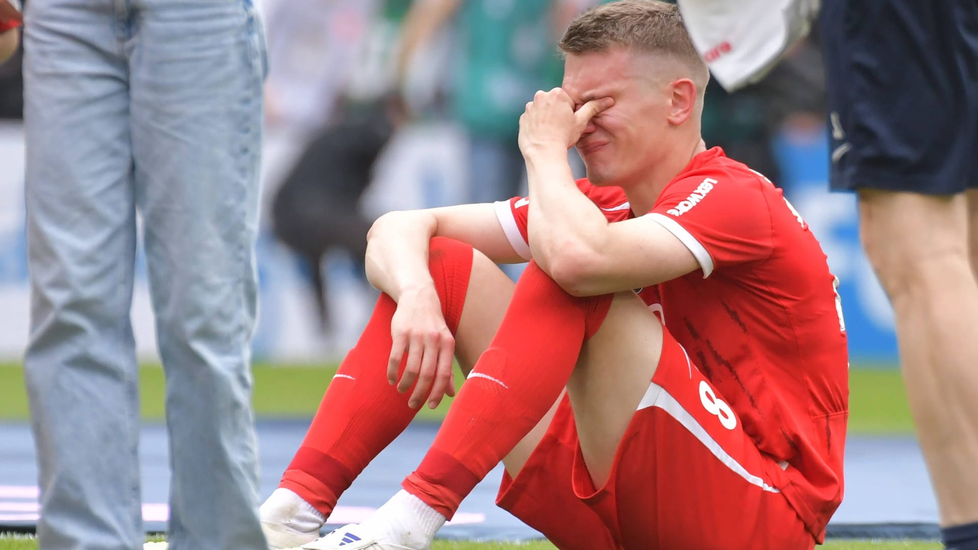 Matthias Ginter am Boden: Der Weltmeister war mit seinem Team ganz nah an der Champions League. Matthias Ginter am Boden: Der Weltmeister war mit seinem Team ganz nah an der Champions League.