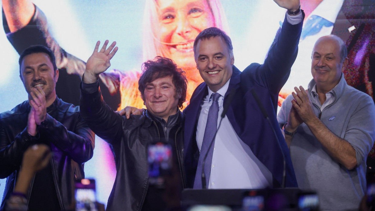 Der argentinische Präsident Javier Milei mit dem Kandidaten der Stadt Buenos Aires, Manuel Adorni. auf der Bühne der Parteizentrale am Sonntagabend