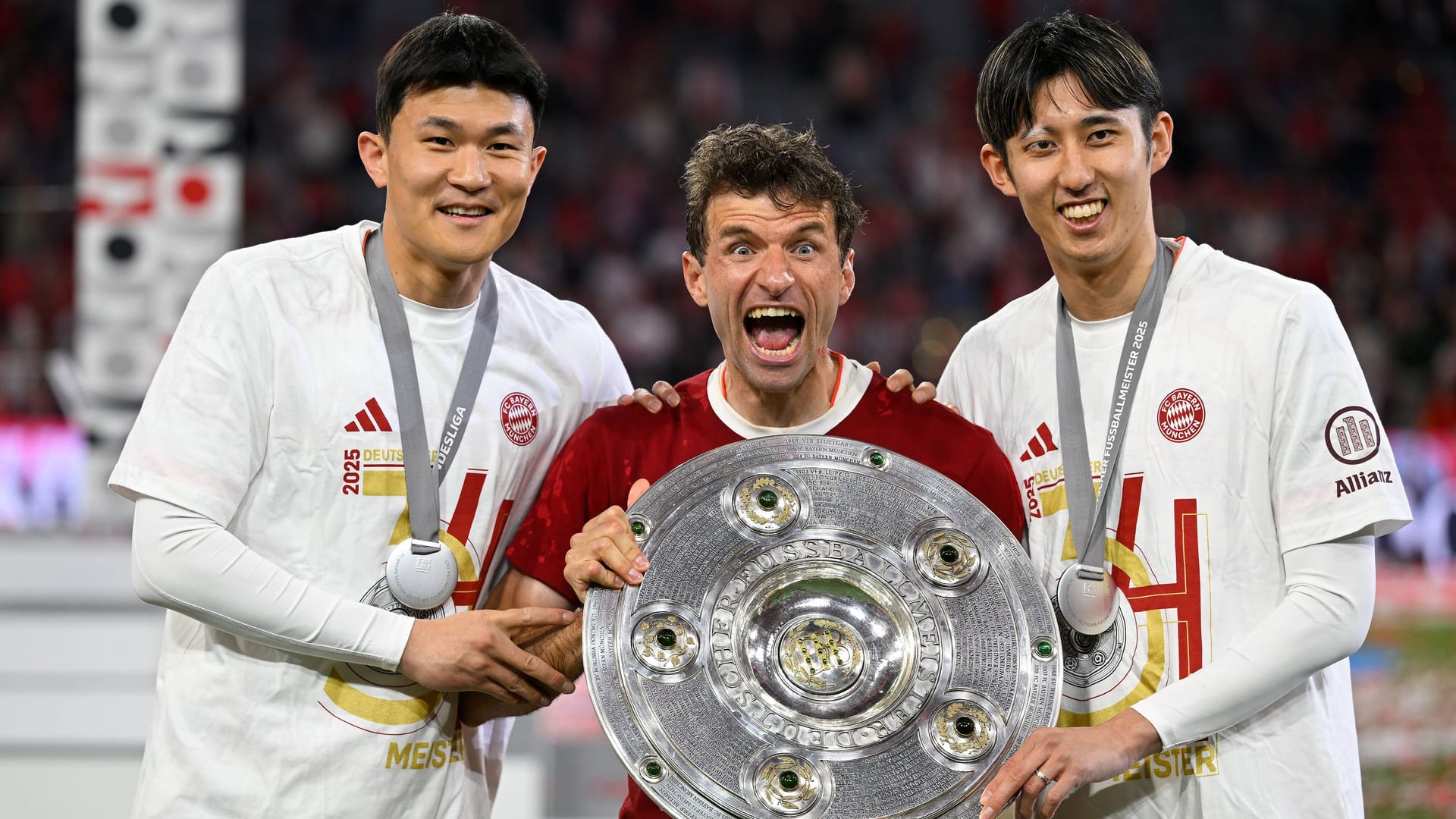 Min-jae Kim, Thomas Müller und Hiroki Itō (v. l. n. r.) mit der Meisterschale: Die Bayern-Stars feiern ihren Triumph ausgiebig. Min-jae Kim, Thomas Müller und Hiroki Itō (v. l. n. r.) mit der Meisterschale: Die Bayern-Stars feiern ihren Triumph ausgiebig.