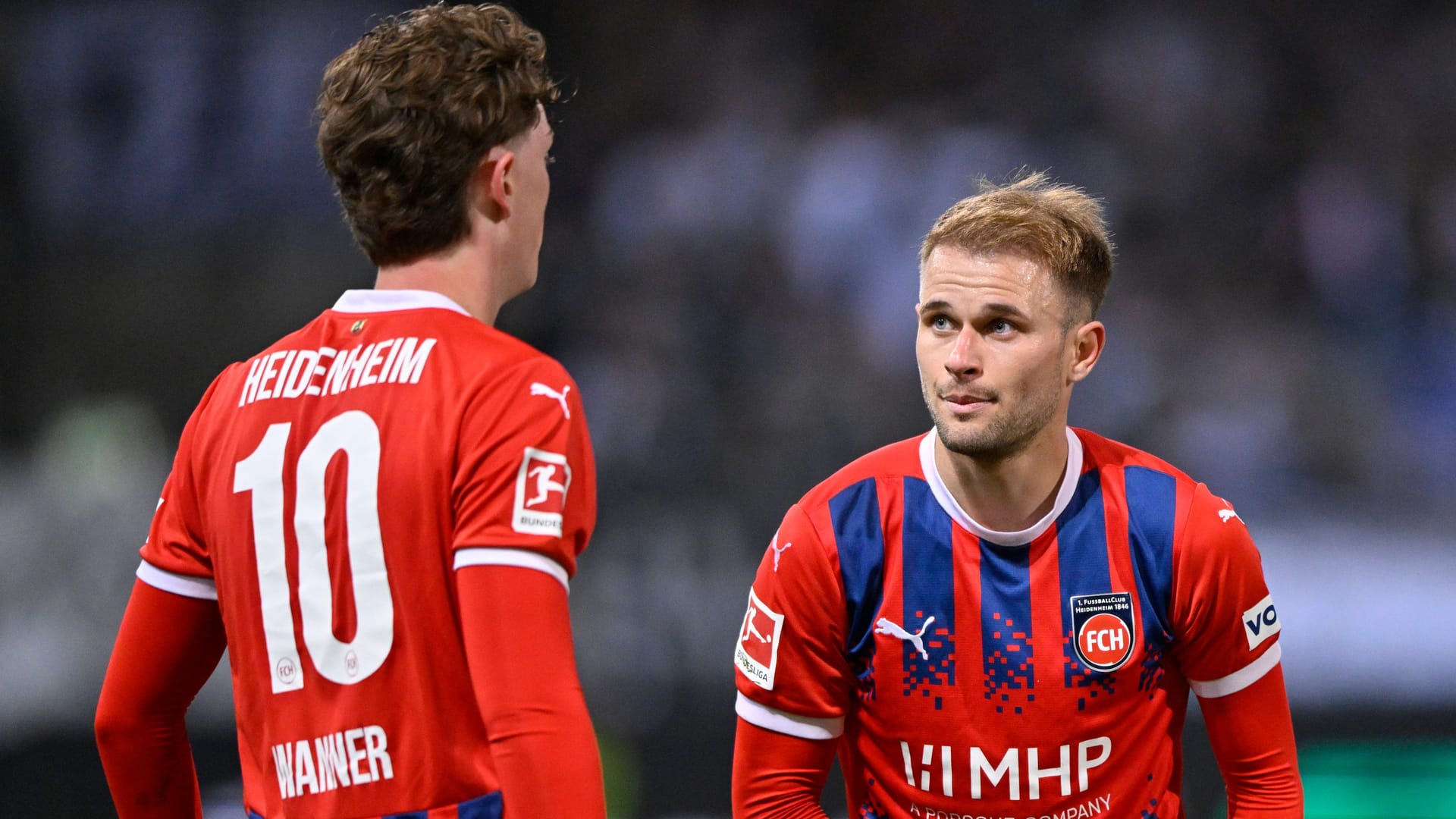 Leo Scienza (r.) diskutiert mit Paul Wanner: Der Brasilianer soll auf der Wunschliste des HSV ganz oben stehen. Leo Scienza (r.) diskutiert mit Paul Wanner: Der Brasilianer soll auf der Wunschliste des HSV ganz oben stehen.