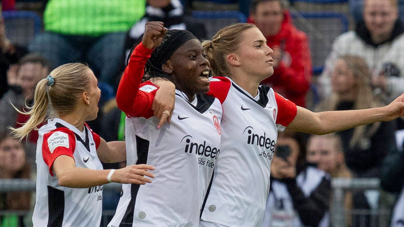 Nicole Anyomi (M.): Die Stürmerin ist mit 14 Toren und neun Assists zur besten Bundesliga-Scorerin avanciert. Nicole Anyomi (M.): Die Stürmerin ist mit 14 Toren und neun Assists zur besten Bundesliga-Scorerin avanciert.