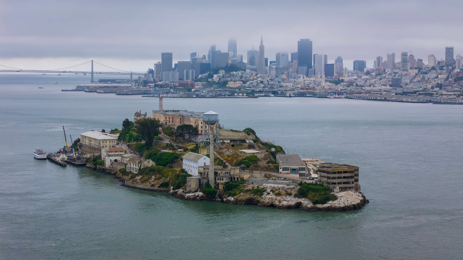 Alcatraz vor dem Hintergrund von San Francisco: Einst Gefängnis für Gangster, heute Touristenmagnet. Alcatraz vor dem Hintergrund von San Francisco: Einst Gefängnis für Gangster, heute Touristenmagnet.