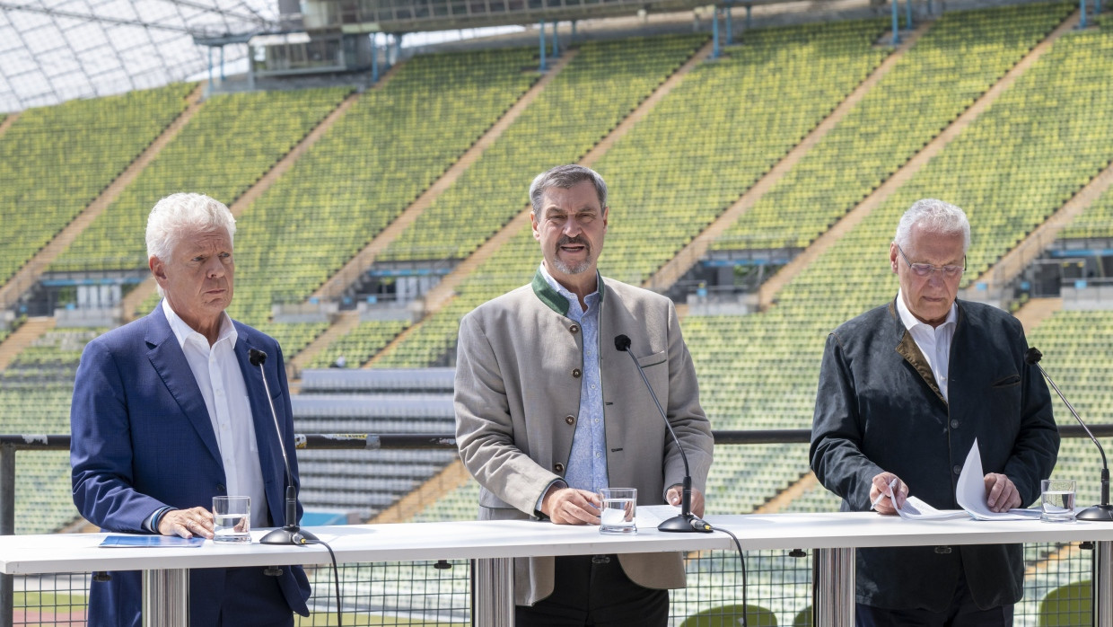 Männer, die auf Ränge starren: Münchens Oberbürgermeister Reiter (SPD), Bayerns Ministerpräsident Söder und Sportminister Herrmann (beide CSU) am Dienstag im Münchner Olympiastadion