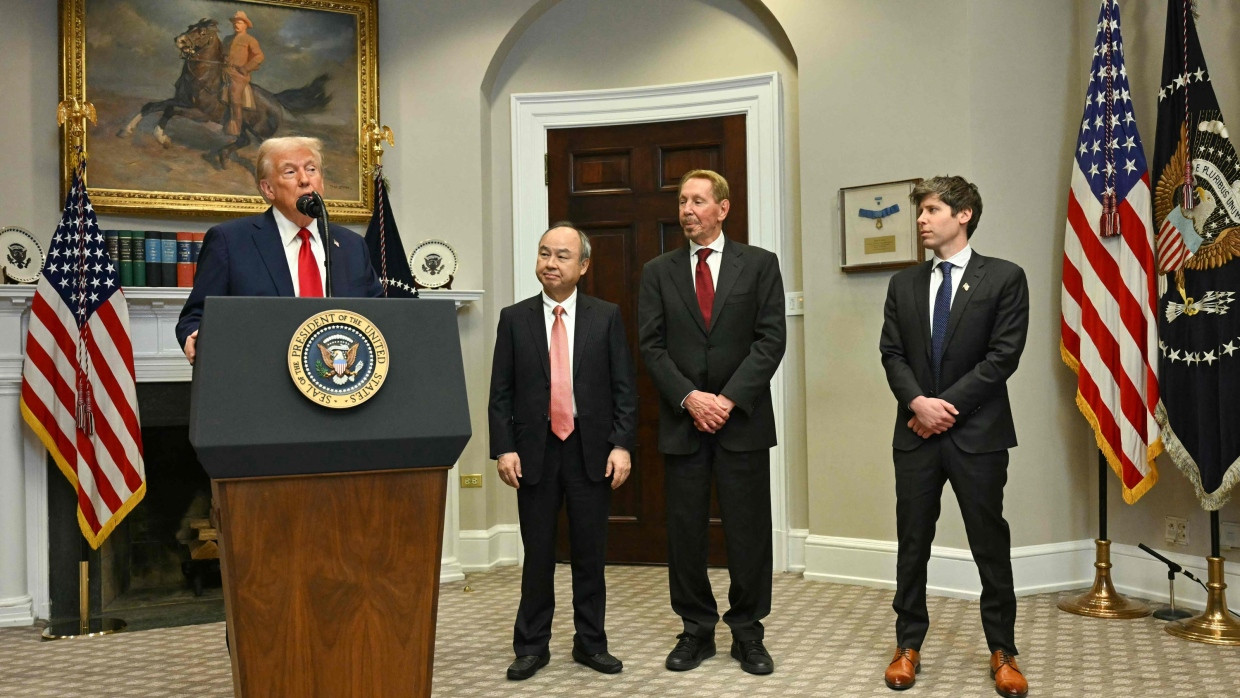 Donald Trump, Softbank-Chef Son, Oracle-Gründer Ellison und Open-AI-Chef Altman im Januar Weißen Haus, während sie das Projekt „Stargate“ vorstellen.