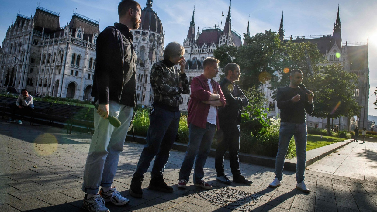 Chefredakteure regierungskritischer Medien am Mittwoch vor dem Parlament in Budapest