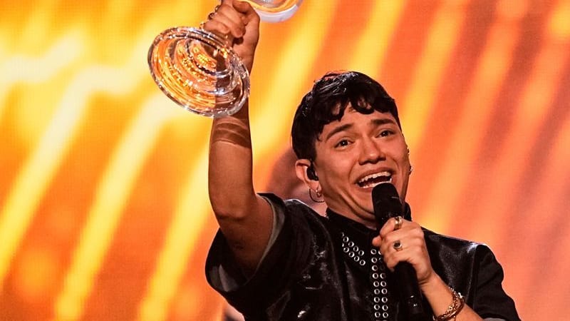 Der Gewinner des Eurovision Song Contests: JJ aus Österreich hält auf der Bühne die Trophäe hoch. Der Gewinner des Eurovision Song Contests: JJ aus Österreich hält auf der Bühne die Trophäe hoch.